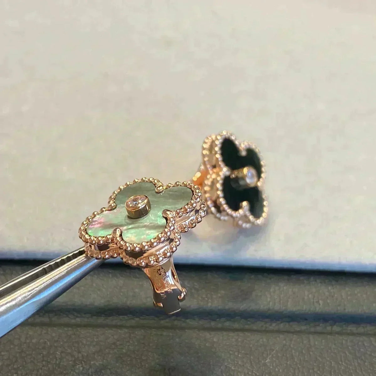 [⭐Novea]CLOVER MEDIUM 1 MOTIFS GRAY MOP  DIAMOND EARRINGS