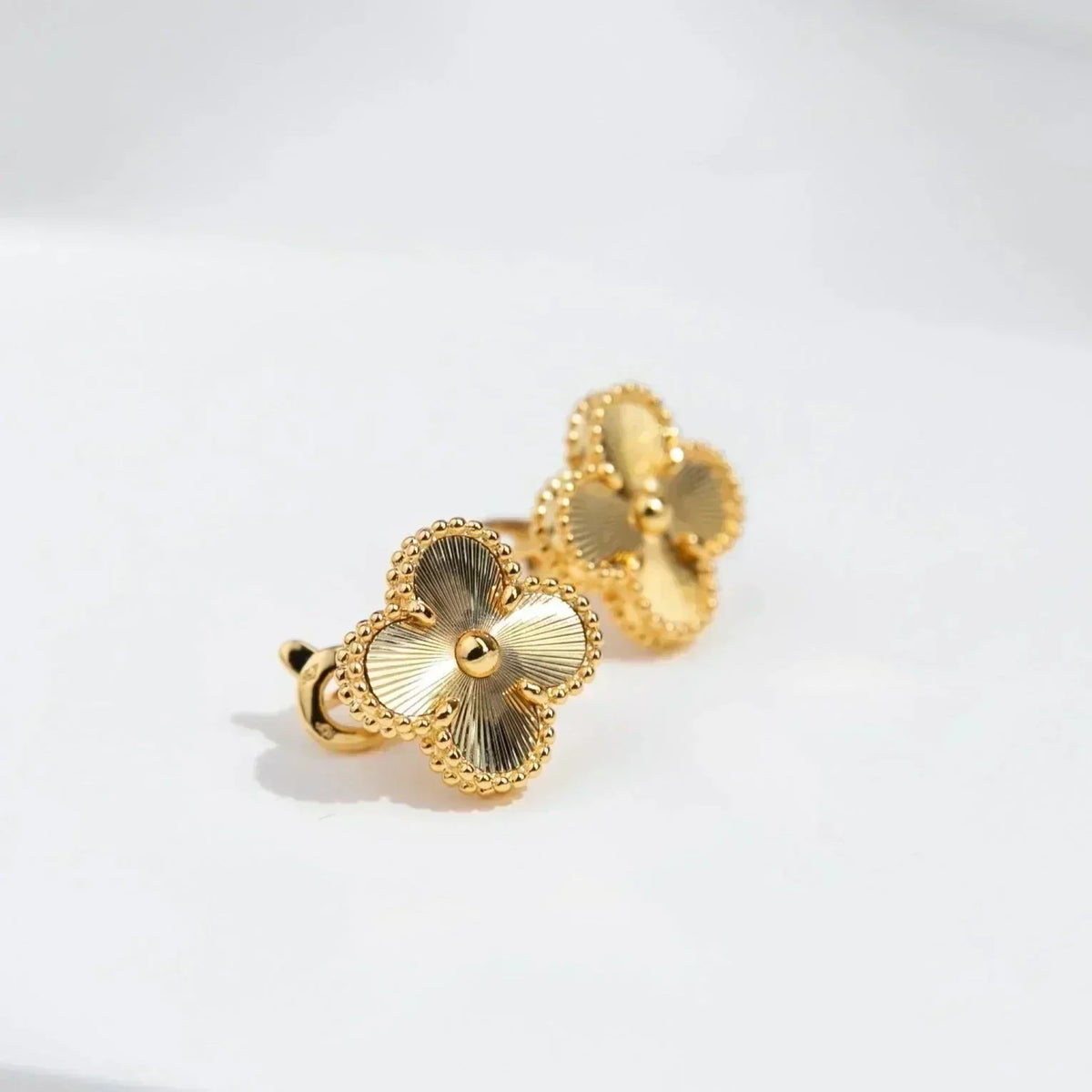 [⭐Novea]CLOVER MEDIUM 1 MOTIFS LASER EARRINGS