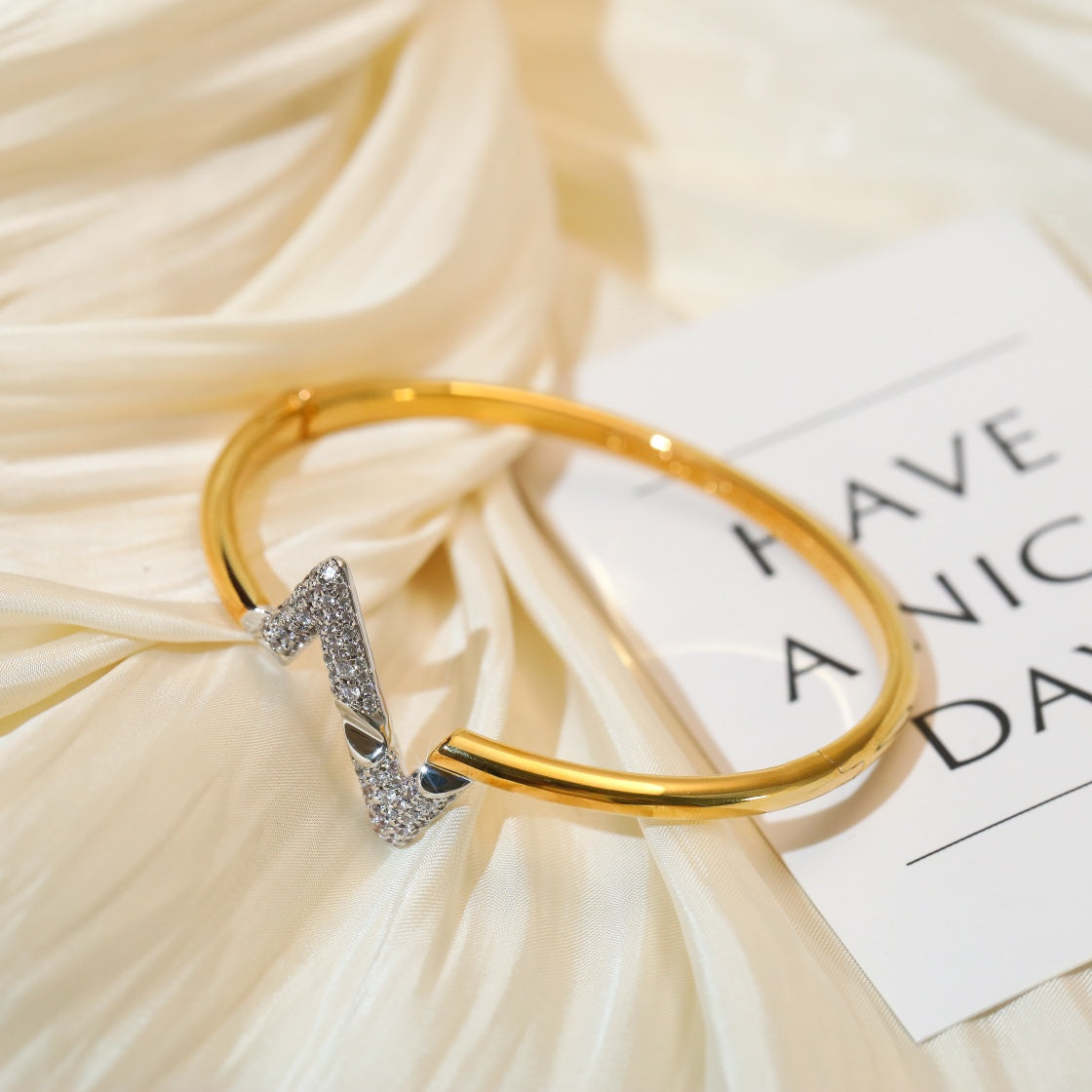 [⭐Novea]VOLTE UPSITE DOWN GOLD DIAMOND BRACELET