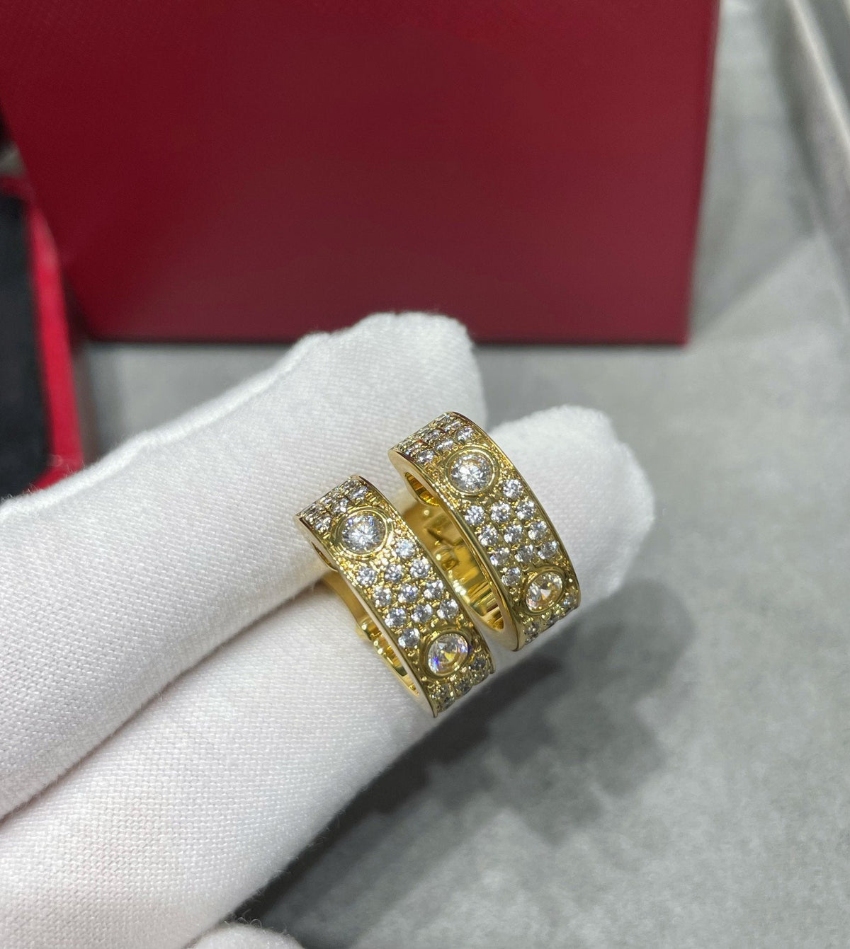 [⭐Novea]LOVE 5.5MM DIAMOND PAVED EARRINGS