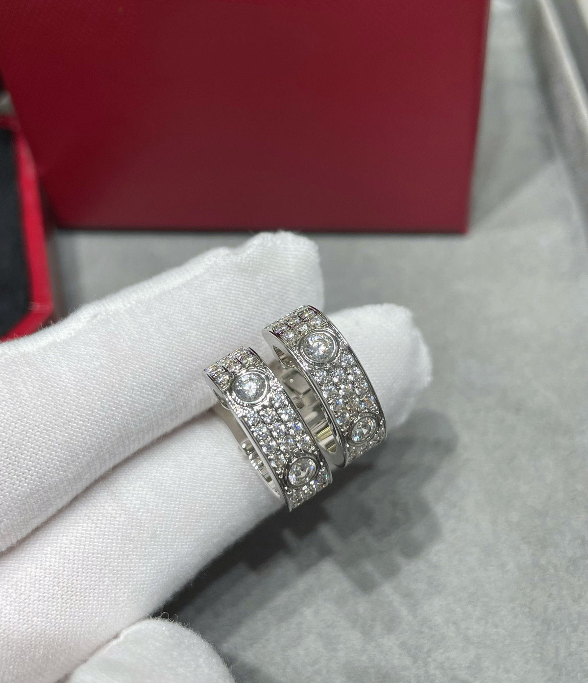 [⭐Novea]LOVE 5.5MM DIAMOND PAVED EARRINGS
