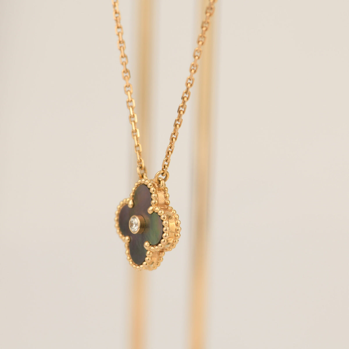[⭐Novea]CLOVER 15MM DIAMOND AND MOTHER-OF-GREY NECKLACE