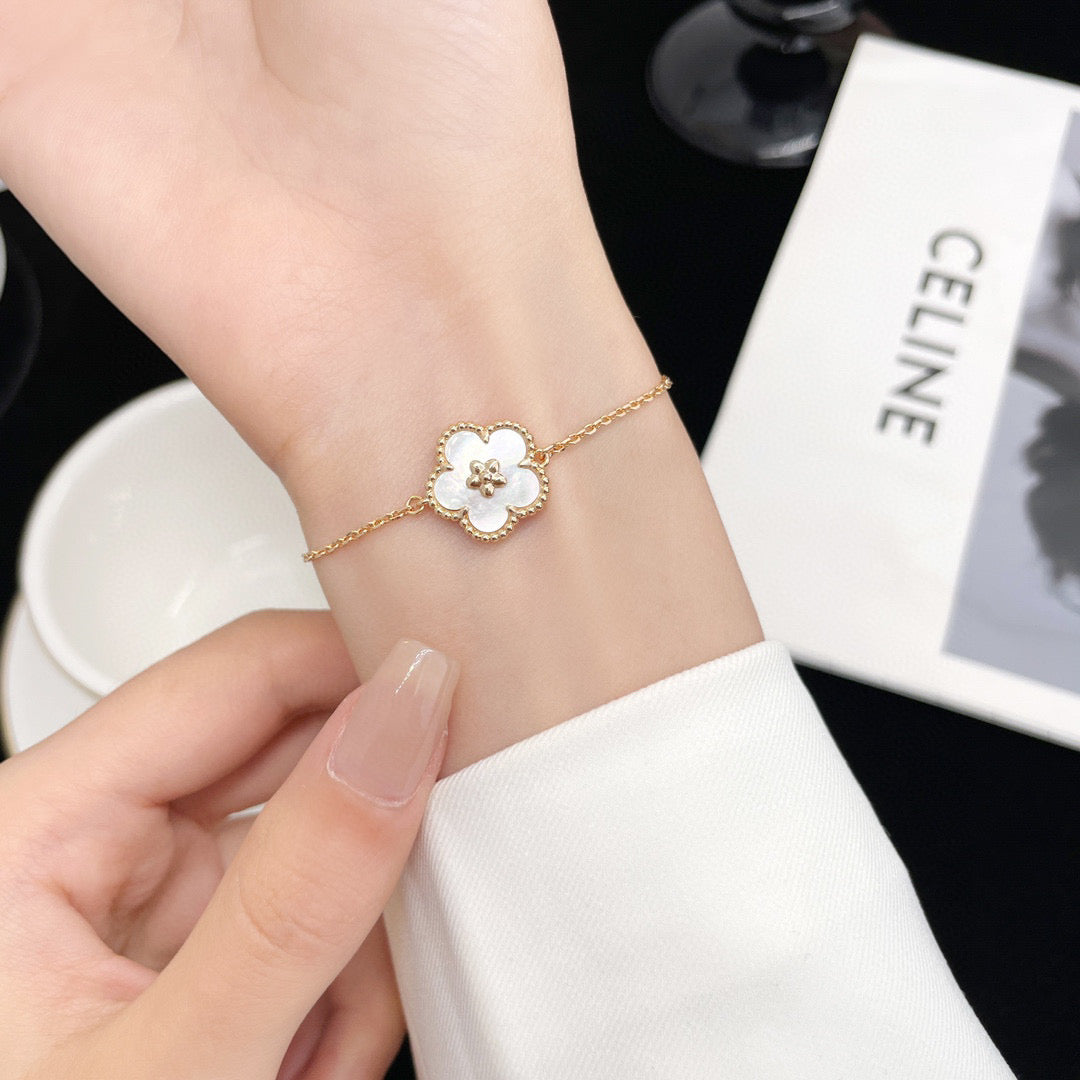 [⭐Novea]LUCKY WHITE MOP PLUM BLOSSOM  BRACELET
