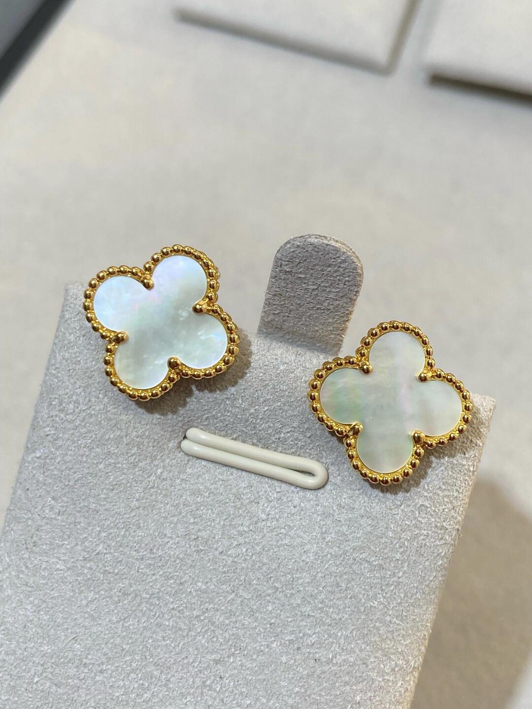 [⭐Novea] CLOVER LARGE (20mm) 1 MOTIFS WHITE MOP STUD EARRINGS