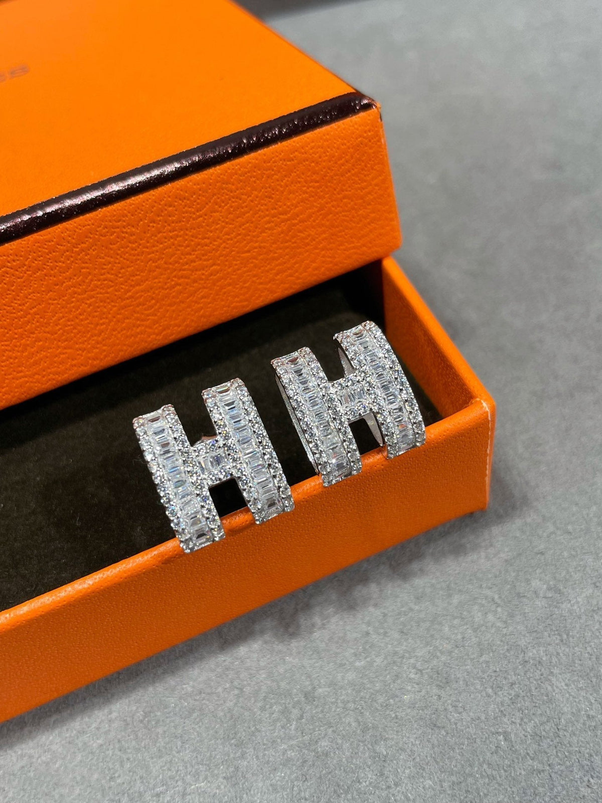 [⭐Novea]H STUD EARRINGS WITH SILVER DIAMONDS