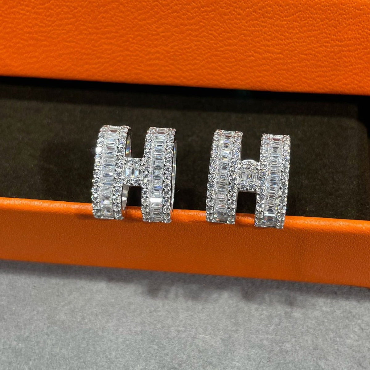 [⭐Novea]H STUD EARRINGS WITH SILVER DIAMONDS