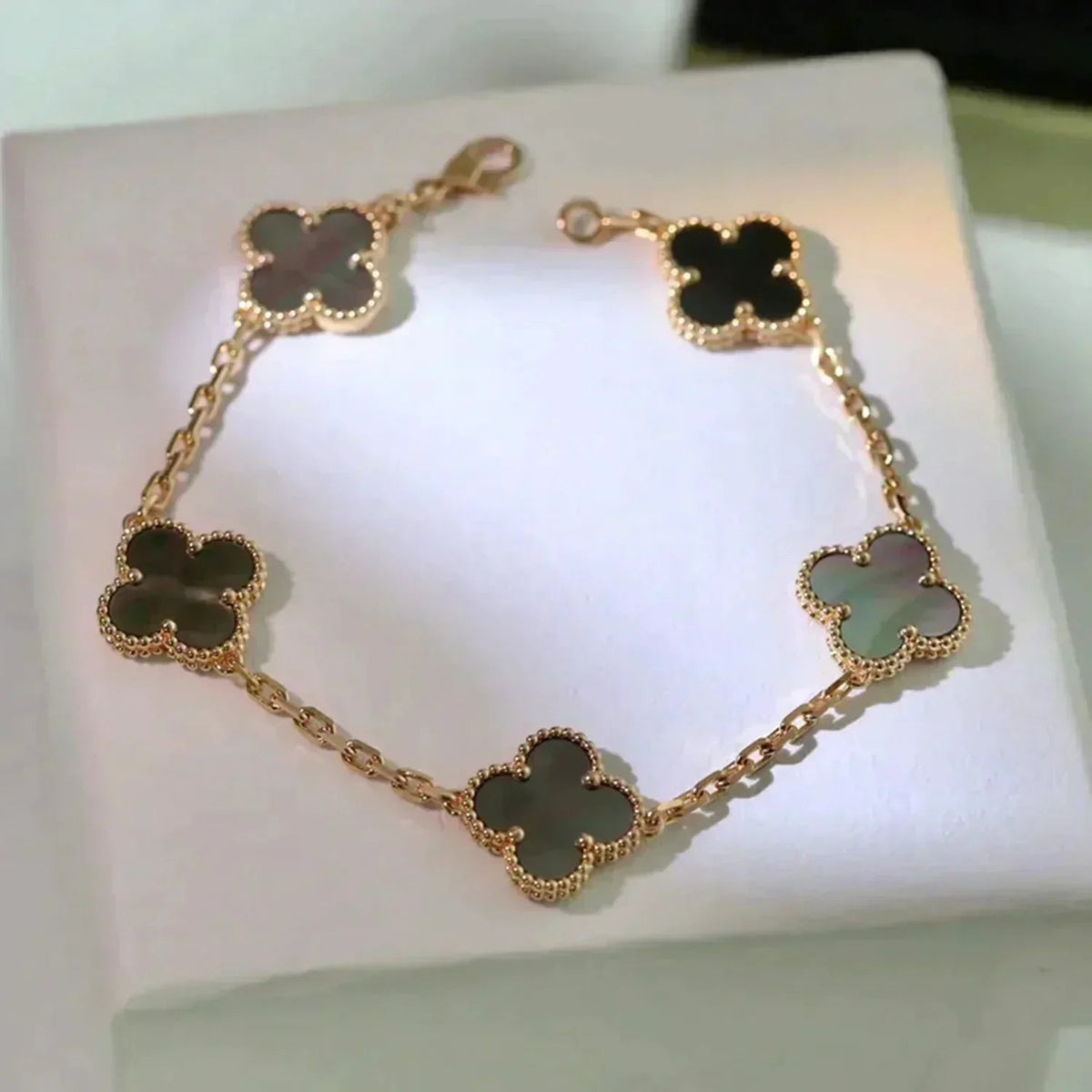 [⭐Novea] CLOVER 5 MOTIF GRAY MOP BRACELET COLLECTION