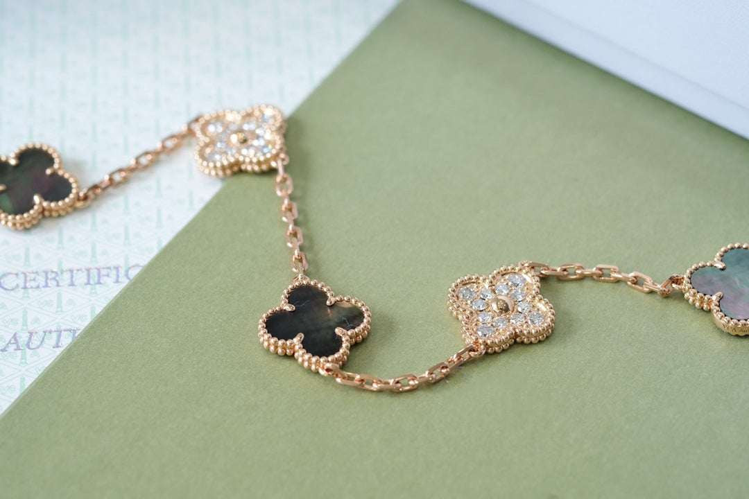 [⭐Novea] CLOVER 5 MOTIF GRAY MOP BRACELET COLLECTION
