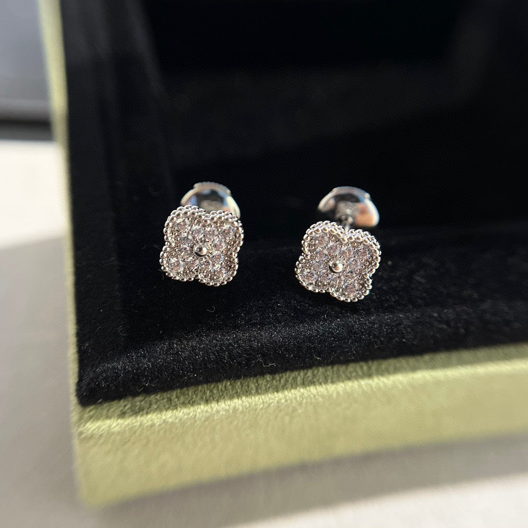 [⭐Novea]CLOVER MINI DIAMOND STUD EARRINGS