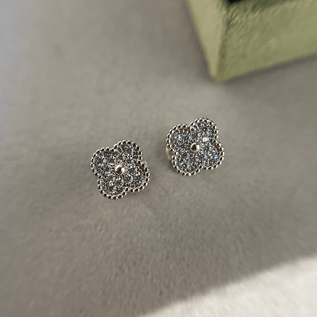 [⭐Novea]CLOVER MINI DIAMOND STUD EARRINGS